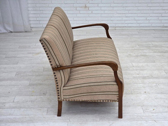 Image 1 of Divano danese a 2 posti, anni '50, rivestimento in tessuto di lana beige, gambe in legno di faggio.
