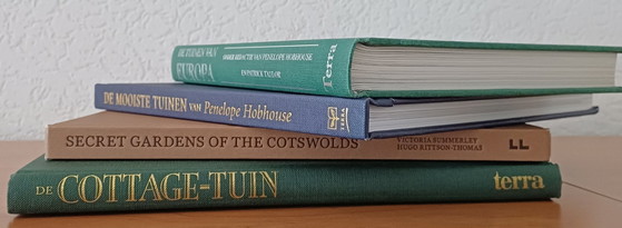 English Garden Library | Cottage Gardens, Cotswolds, Penelope Hobhouse & Christopher Lloyd | 4 Luxury Garden (photo 2 of 10)