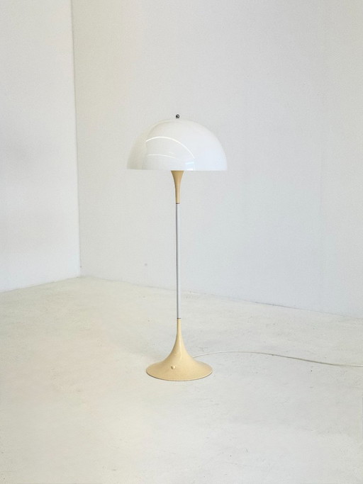 Lámpara de pie Panthella de Louis Poulsen y Verner Panton