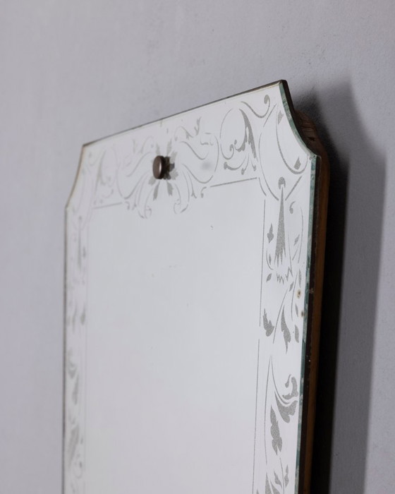 Vintage Italiaanse design wandspiegel uit de jaren 1940 met gedecoreerd glas. (photo 11 of 12)