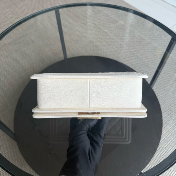 Image 1 of Chanel Boy Medium - Caviar 25CM Crème Wit Verouderde Goudkleurige Hardware Serie 26
