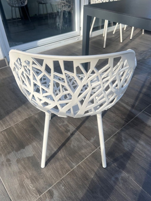 Fast Forest armchair in cream white / Outdoor table in aluminum with ceramic top