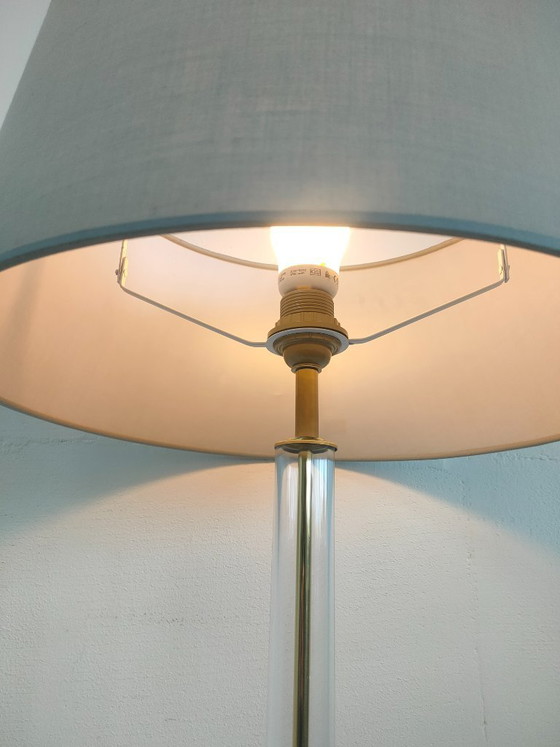 Image 1 of Lámpara de mesa de plexiglás estilo Hollywood Regency con pantalla gris.