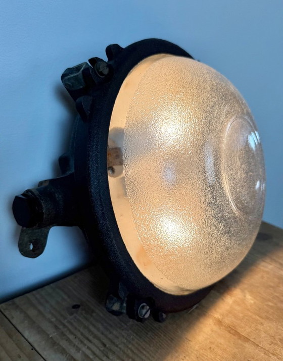 Zwarte industriële gietijzeren wand- of plafondlamp van Elektrosvit, jaren 60. – Wandlampen, Glass (photo 13 of 14)
