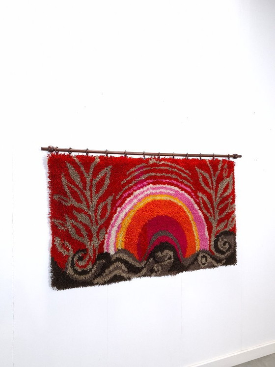 Image 1 of Tapiz de pared de pelo alto color rojo rosado atardecer de los años 70.