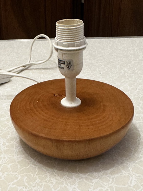 Small Turned Solid Wood Table Lamp – 80s – Vintage (photo 3 of 10)