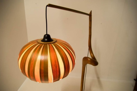 Image 1 of Skulpturale Stehlampe aus Holz und Furnier im Stil der Mid-Century-Moderne der 1960er Jahre.