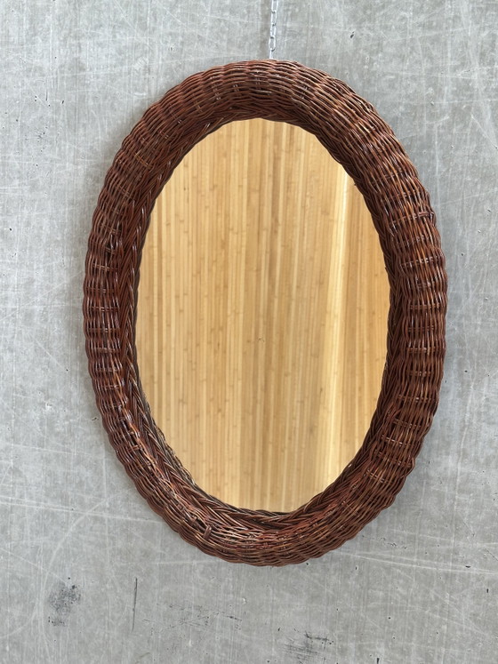 Image 1 of Miroir ovale vintage en rotin - années 70