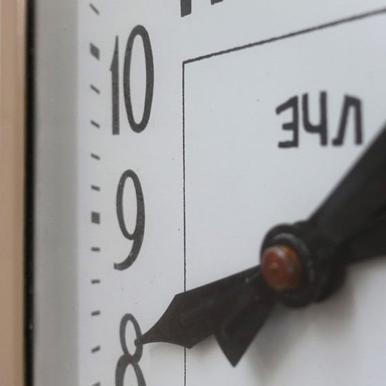 Image 1 of Industriële Sovjet klok