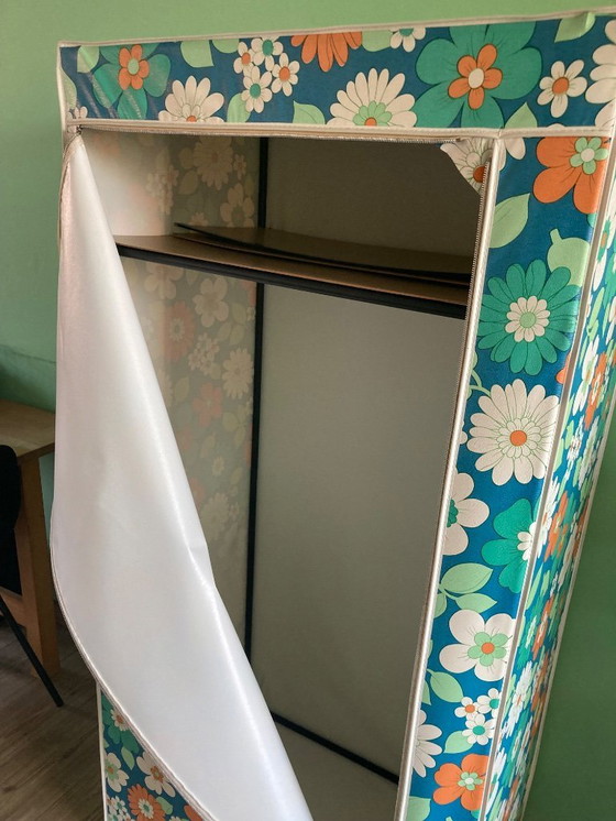 Image 1 of Armadio da campeggio vintage con design floreale retrò