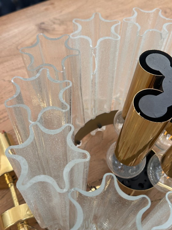 Image 1 of Grande lampada a sospensione con elementi in vetro soffiato a mano su base in ottone, realizzata da Glashütte Limburg.