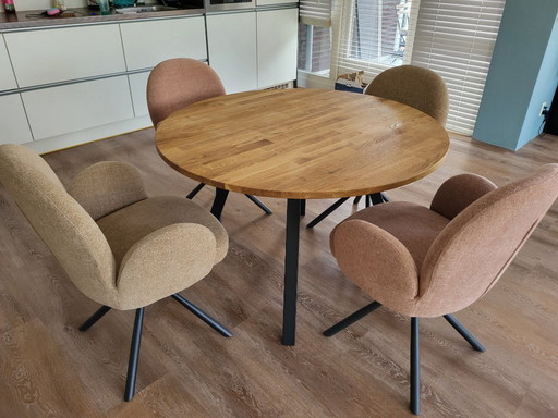 Juego de comedor completamente nuevo con cuatro sillas giratorias.