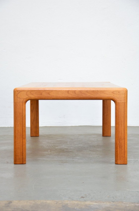 Image 1 of Massieve vintage teakhouten salontafel, bijzettafel in mid-century design, jaren 70
