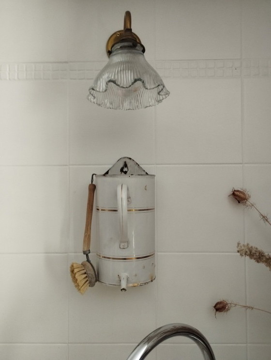 Image 1 of Antieke, wit geëmailleerde metalen klysma-pot/fontein met gouden rand.