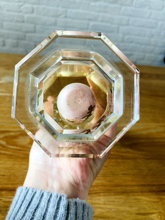 Image 1 of Vase vintage asiatique octogonal en cristal peint à l'envers, à motif floral inversé.