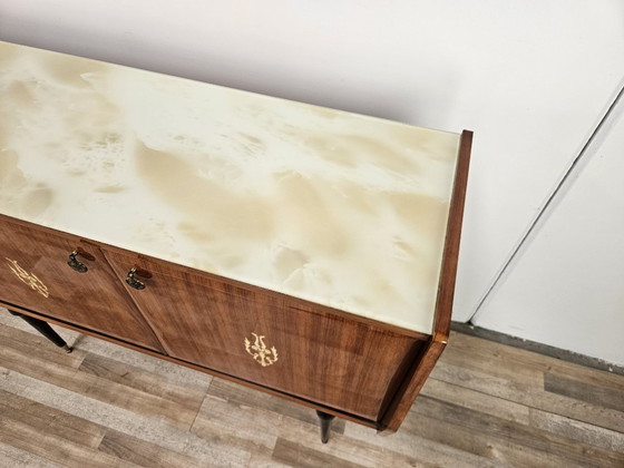 Image 1 of Aparador de caoba de mediados de siglo de 1960 con tapa de cristal