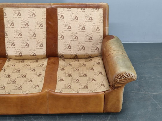 Image 1 of Arcon Italia driezitsbank uit de jaren 70, bekleed met cognacbruin buffelleer.