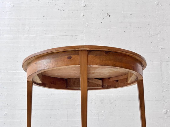 Image 1 of Round dining table made of solid alder wood