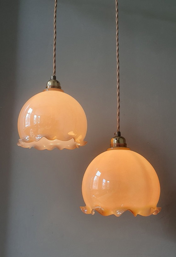 Image 1 of Ensemble vintage de lampes suspendues en opaline en forme de gobelet avec un éclat nacré.