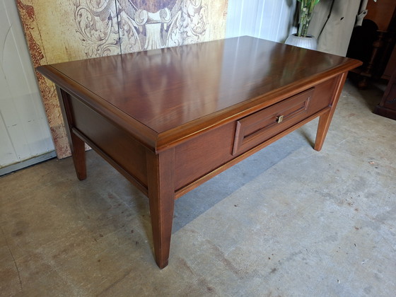 Image 1 of Klassische englische Couchtisch Mahagoniholz leichte Gebrauchsspuren dim.120x70cm und 50cm hoch.