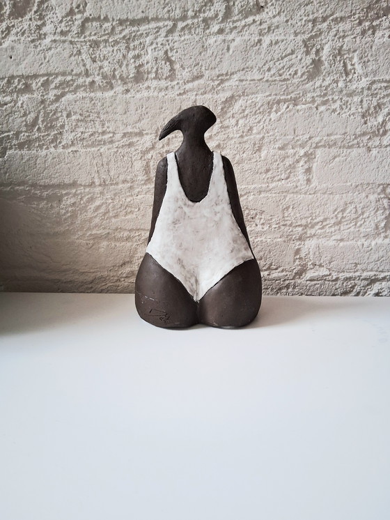 Image 1 of Mooi keramiek beeld van een zwangere vrouw. Kleur is bruin,creme. Kunstenaar is niet bekend,signatuur aanwezig