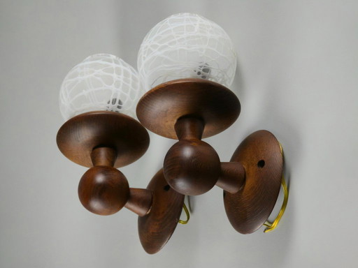 Paar wandlampen van Italiaans Mid Century hout uit 1970 met glazen bolkapjes in Murano-stijl.