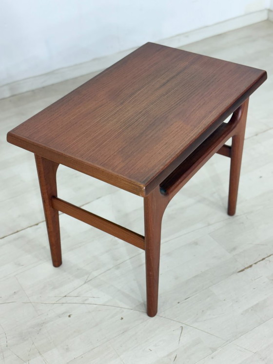 Table d'appoint danoise design milieu du siècle / Table basse en teck / Table d'appoint années 1960 / Table (photo 4 of 10)