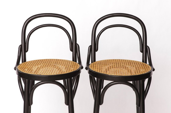 Image 1 of Par de taburetes de bar de madera curvada con asientos de caña de Viena, estilo Thonet, madera de haya negra, estilo italiano vi