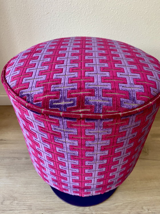 Un oggetto d'arredo unico e accattivante, realizzato con materiali di riciclo: un pouf con il design di (photo 3 of 12)