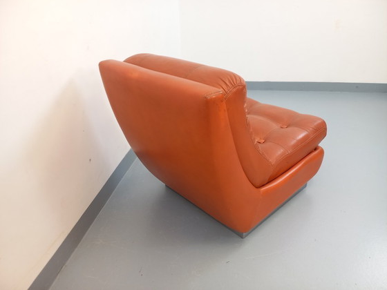 Image 1 of Vintage Roche Bobois-fauteuil in chroom en tegelkleurig leer uit de jaren 70.