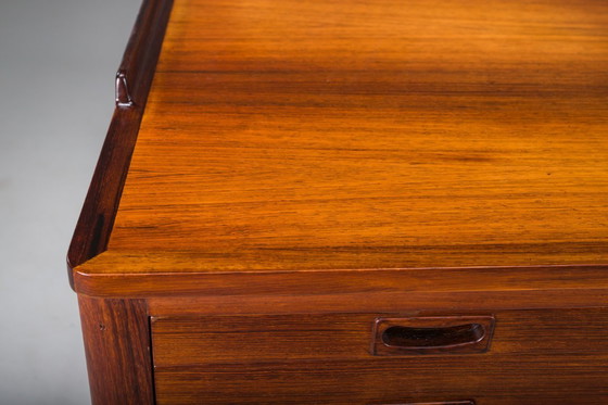 Image 1 of  Skandinavischer moderner asymmetrischer Palisander-Schreibtisch mit Barschrank, zugeschrieben H. Brockmann Petersen für Poul M.