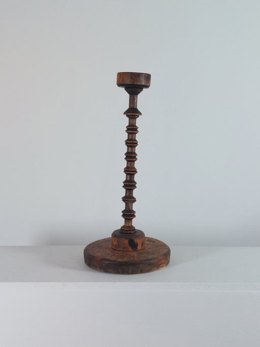 Candeliere antico in legno, rocchetti di filo, arte popolare, patina