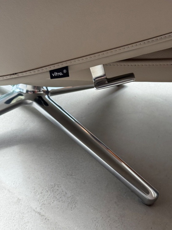 Image 1 of Vitra Grand Relax met Ottoman