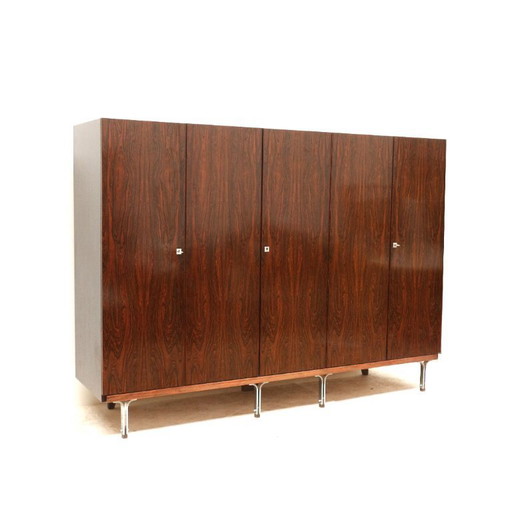 Amplio armario antiguo de palisandro fabricado en la década de 1960.