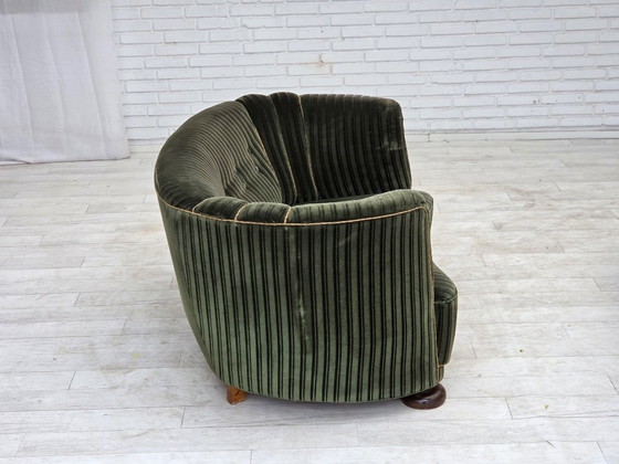 Dänisches 2-Sitzer-Gebogenes Sofa aus den 1960er Jahren, Bezug aus Velours, Eichenholz. – 2 Sitzer Sofas (photo 8 of 17)