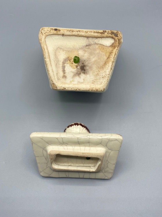 Wandgemonteerde keramische zoutpot met gebarsten emaille en veelkleurige bloemversiering – Frankrijk, circa (photo 5 of 8)