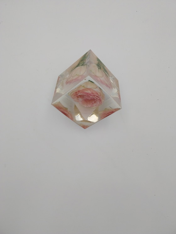 Image 1 of Deux compositions florales dans des blocs de résine époxy. Rose et tournesol, 10 x 10 x 10 cm.