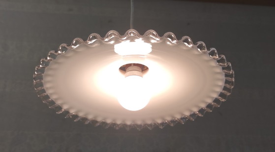 Image 1 of Geplooide lampenkap van opaalglas - midden 20e eeuw