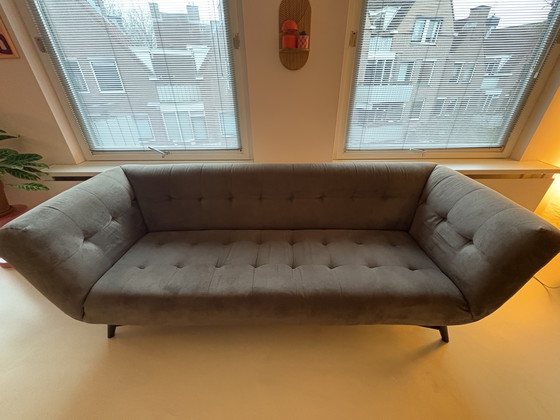 Image 1 of Wunderschönes 3-Sitzer-Sofa und passender Hocker aus Samt von Wulf Wonen