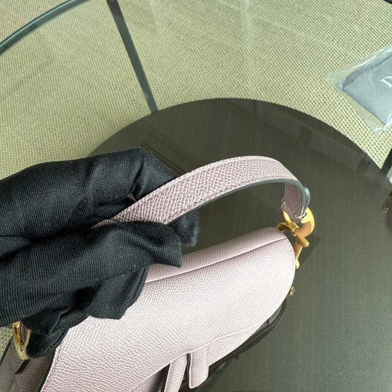 Image 1 of DIOR SADDLE SMALL - VERSTELBARE STIJL VAN KALFSLEER MET NERF, NUDE ROZE EN GOUDEN BESLAG