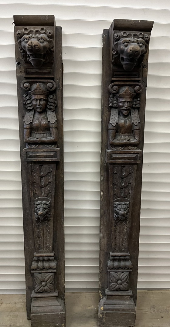 Coppia di pilastri antichi in rovere massello con intaglio in legno raffigurante leone e re/regina. (photo 10 of 10)