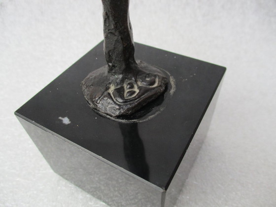 Image 1 of Scultura in bronzo di Klaas van den Berg: la vita impara.