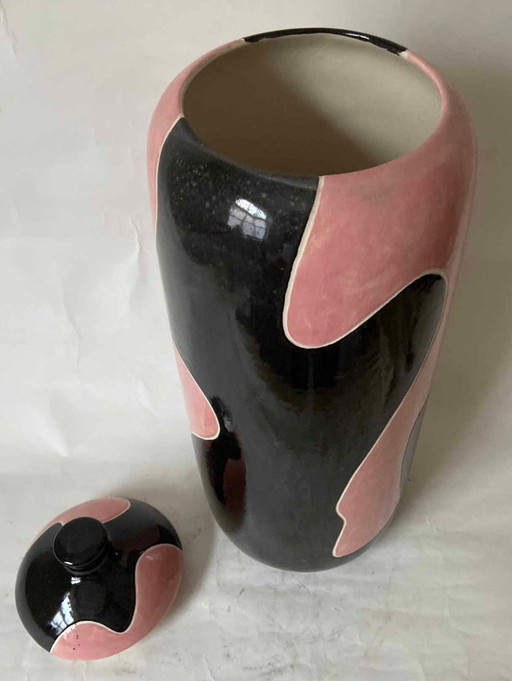 Grand vase en faïence avec couvercle et décor abstrait.