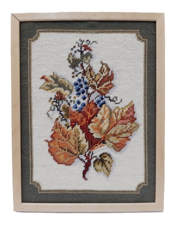 Image 1 of Vintage handnaaldwerk - boeket van herfstbloemen en bladeren, ingelijst 33 x 42 cm