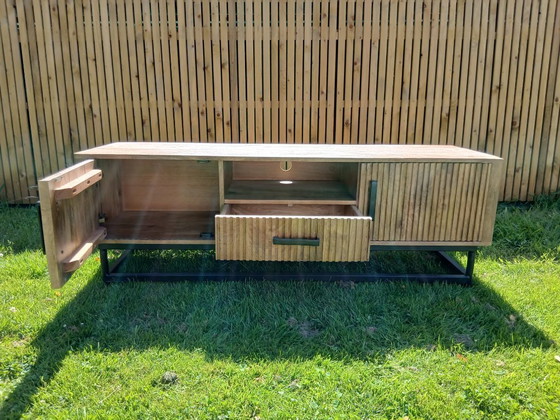 Image 1 of Meuble TV en bois exotique massif avec façade à lattes – 150 cm