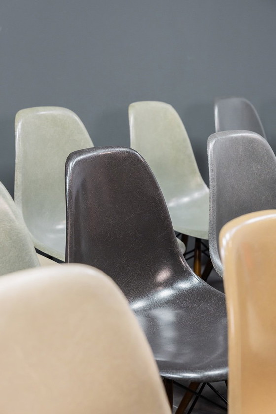 Image 1 of Eames DSW glasvezelstoelen