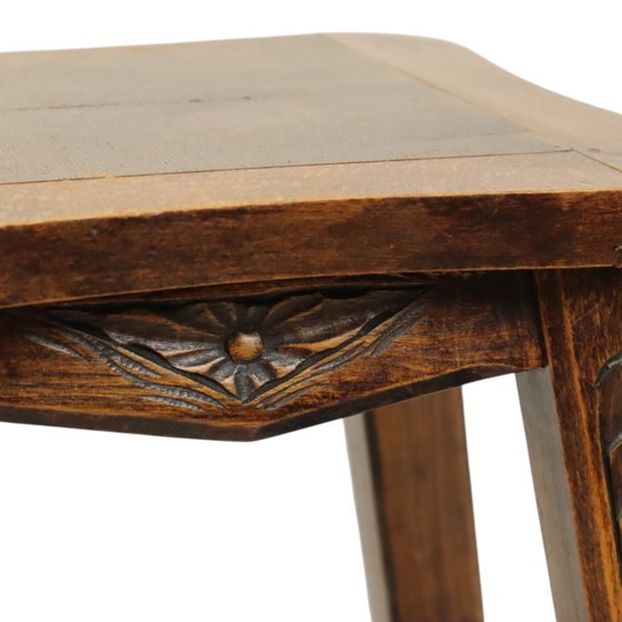 Image 1 of Charakteristischer Hocker aus Massivholz