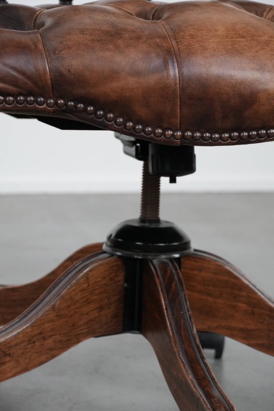 Image 1 of Cognac kleurige rundleren chesterfield bureaustoel/ captains chair in Engelse stijl