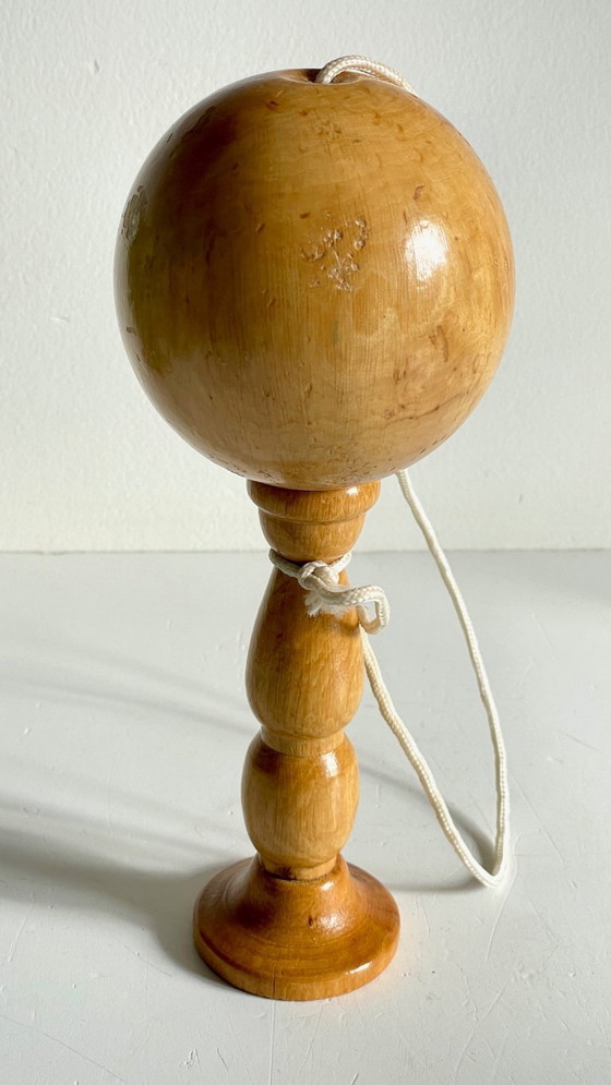Image 1 of Gioco vintage con tazza e palla in legno massello