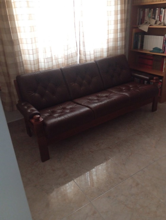 Mid-Century Brown Leather Living Room Suite | 3-Seater Sofa & 2 Armchairs – 3-5 seaters, Wood (photo 4 of 5)
